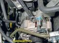 Затем ключом на 12 откручиваем шпильку верхнего крепления генератора.