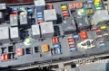 Детальное реальное фото открытого подкапотного блока предохранителей и реле Chevrolet Cruze J300