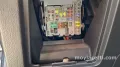 Открытый салонный блок предохранителей Chevrolet Cruze J300 за снятым вещевым ящиком