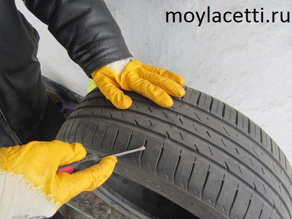 Извлекаем из протектора шины застрявший мусор Извлекаем из протектора шины застрявший мусор