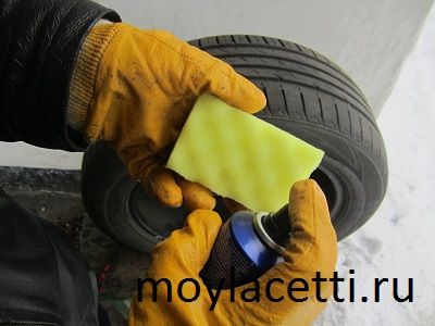 Наносим смазку на губку Наносим смазку на губку