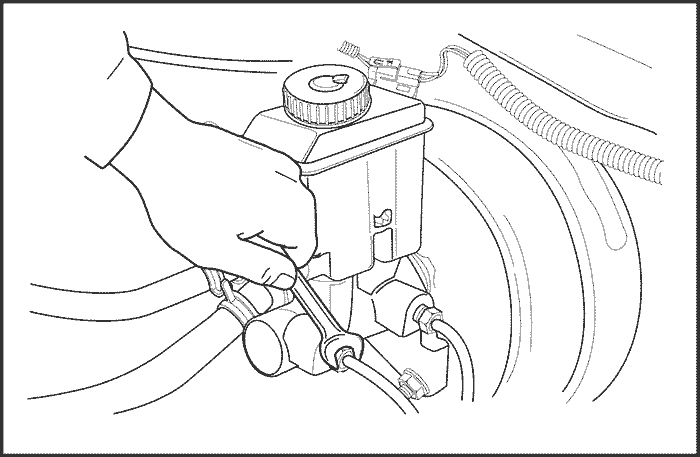 Отсоедините трубки гидропривода тормозных механизмов передних колес от главного цилиндра